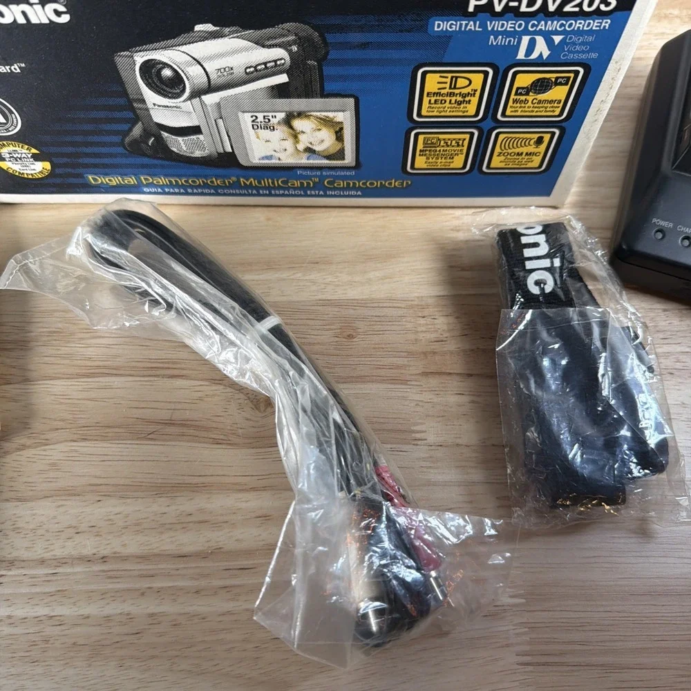 Panasonic PV-DV203 Mini DV Camcorder - 1 Battery - Charger - READ DESCRIPTION